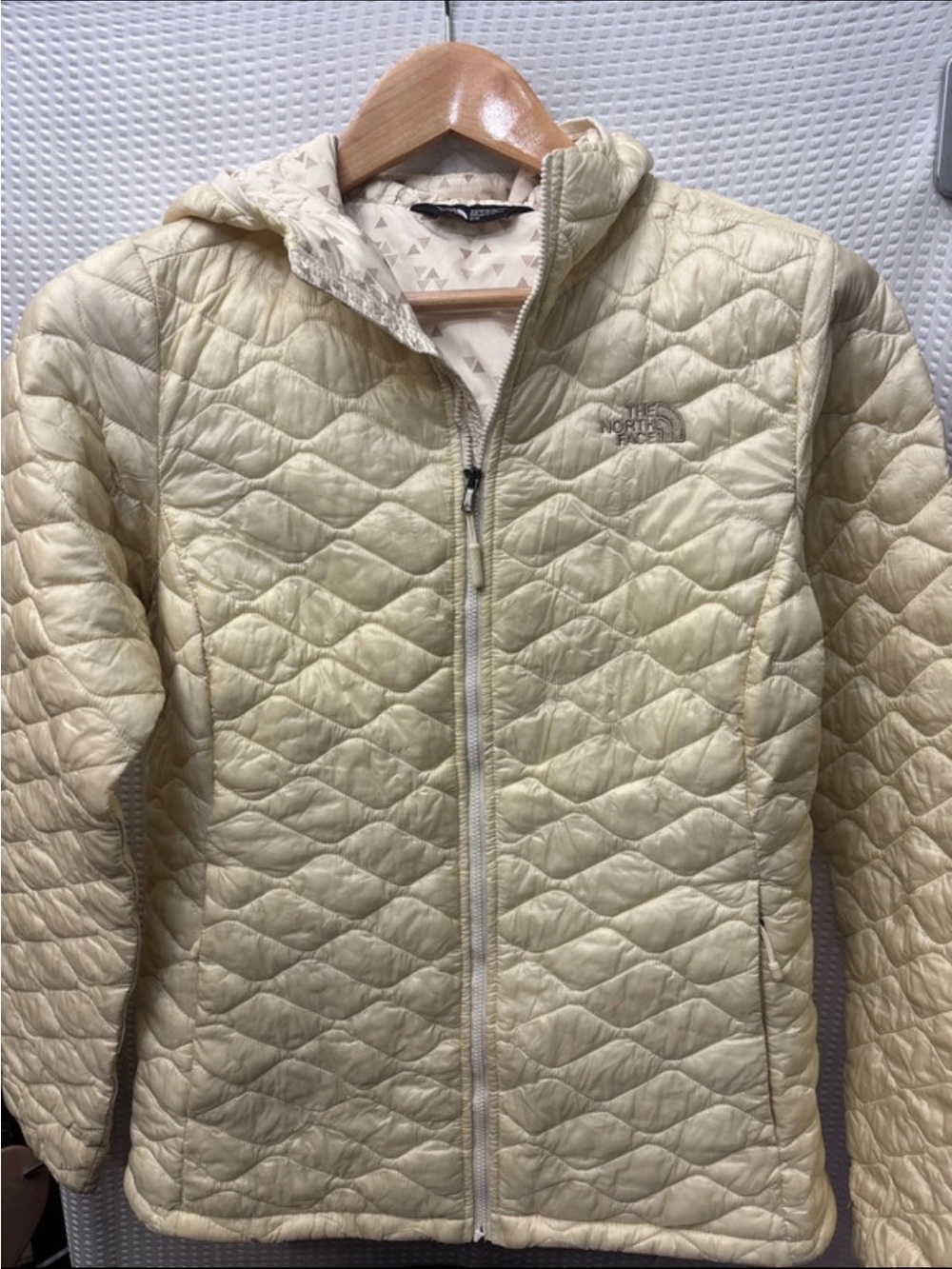 The North Face Women's Quilted Hooded Jacket in Light Cream